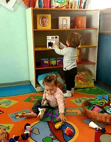L'angolo della lettura (sez piccoli)è una zona comoda e piacevole in cui i libri sono collocati ad altezza di bambino e disposti in modo da suscitare curiosità ed interesse.
