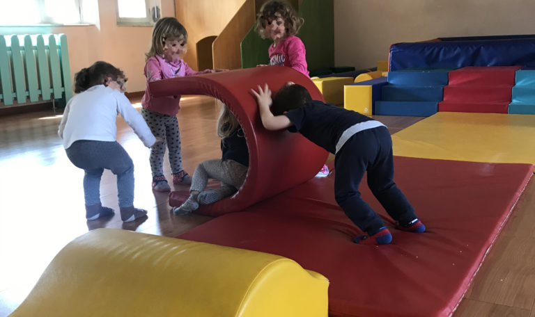 I bambini utilizzano lo spazio per il gioco libero e vengono sfruttati gli angoli per diverse attività
