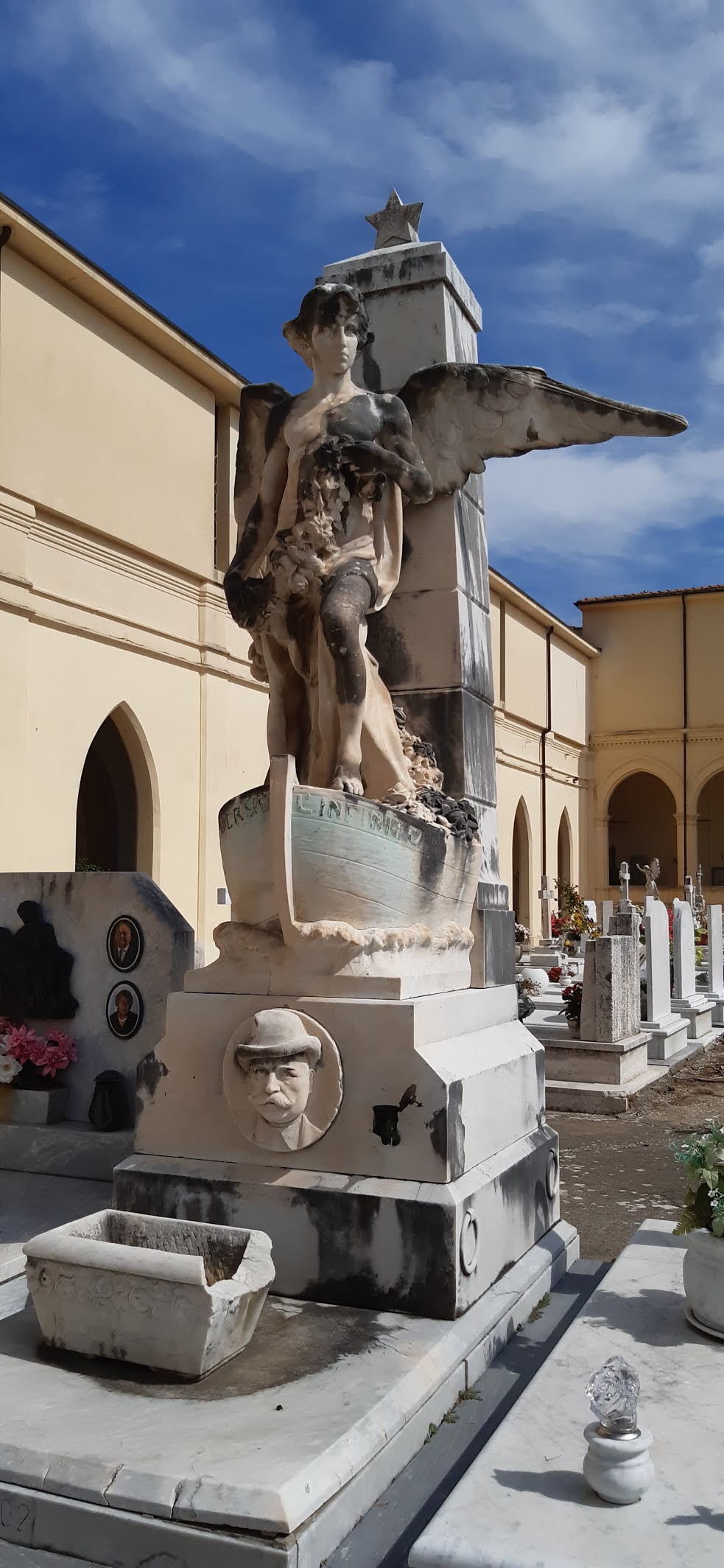 iCARE - Servizi cimiteriali - Viareggio - Arte - 01